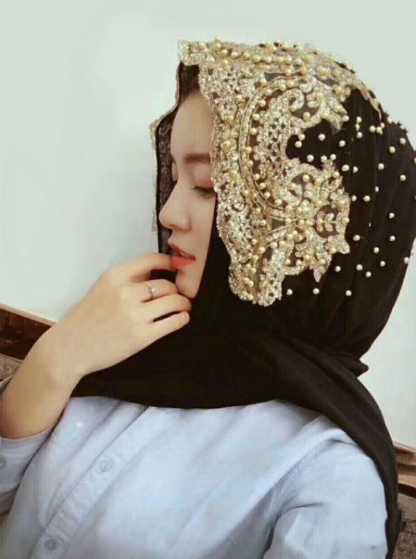 Hijab dengan detail payet dan manik-manik yang elegan